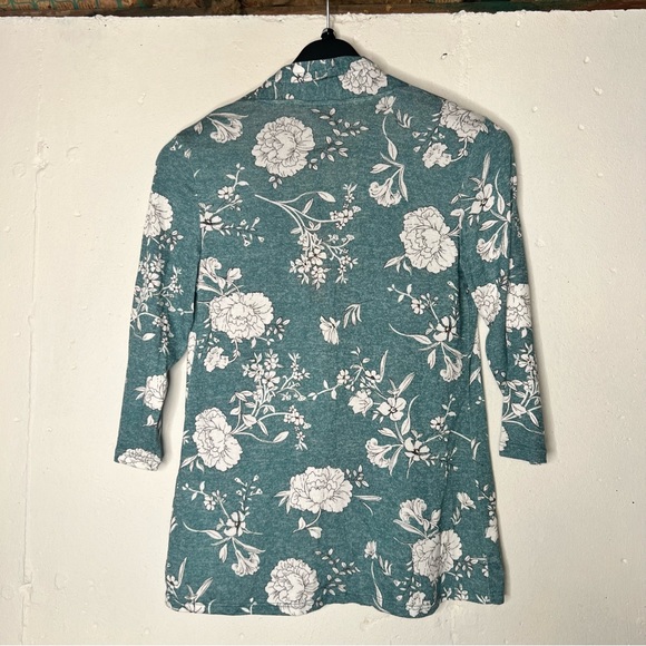 Mix by 41hawthorn nwt floral green and white cardigan size medium. Stitch fix - Picture 3 of 4